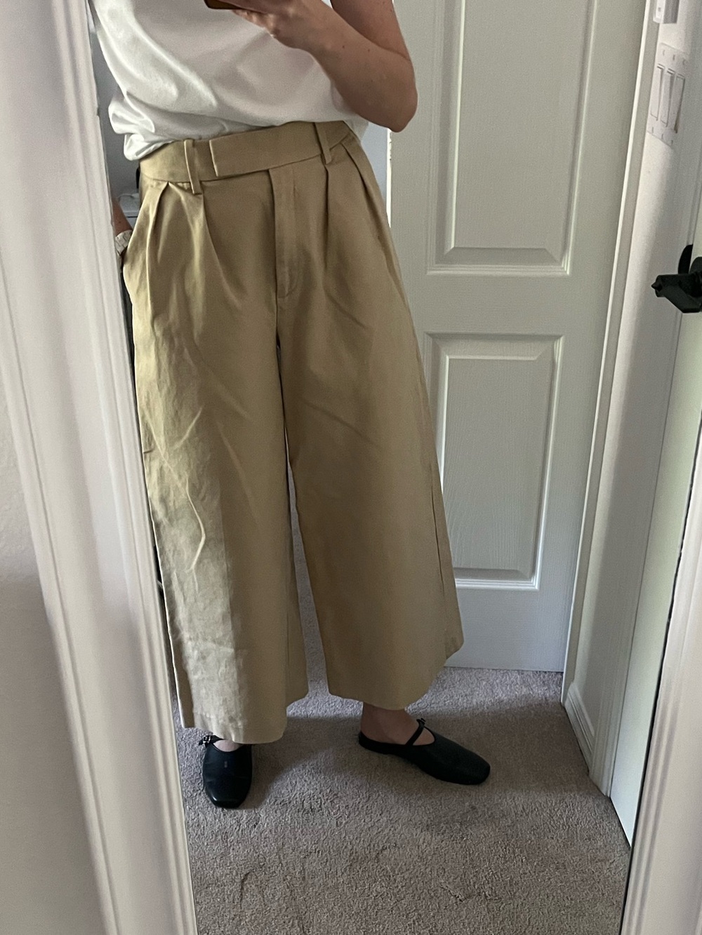 Banana Republic size 4 khaki wide leg pants